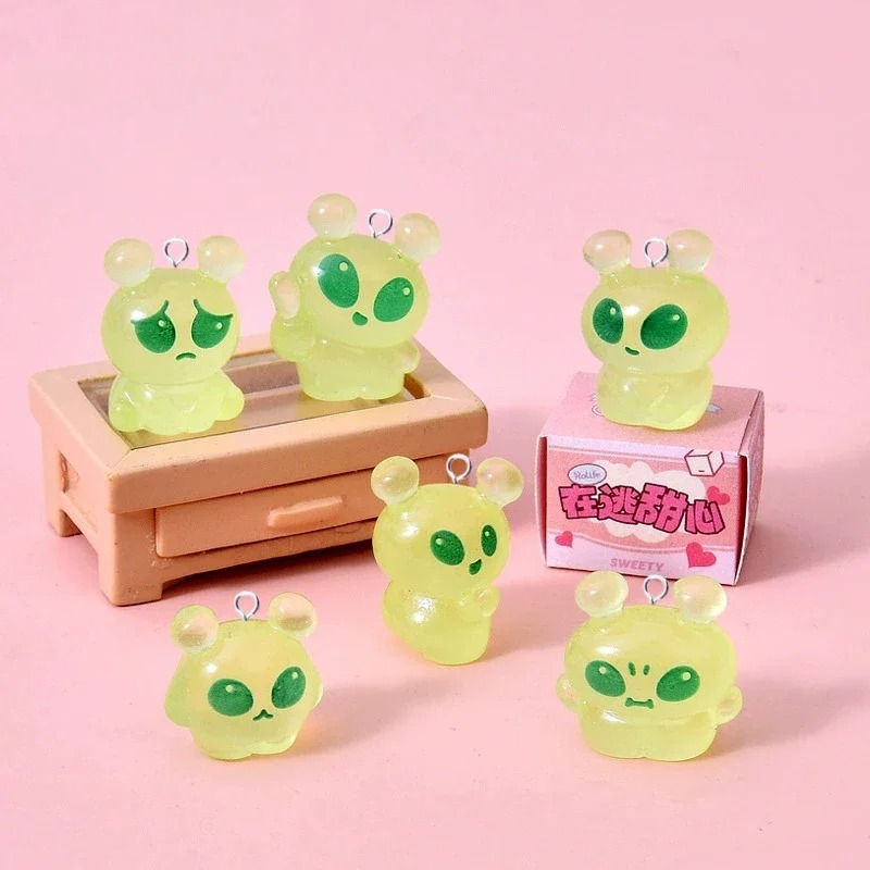 Art Craft Items - 10 個発光ミニグリーンエイリアン樹脂チャームかわいいフラットバックペンダント DIY ジュエリー所見物イヤリング作成用