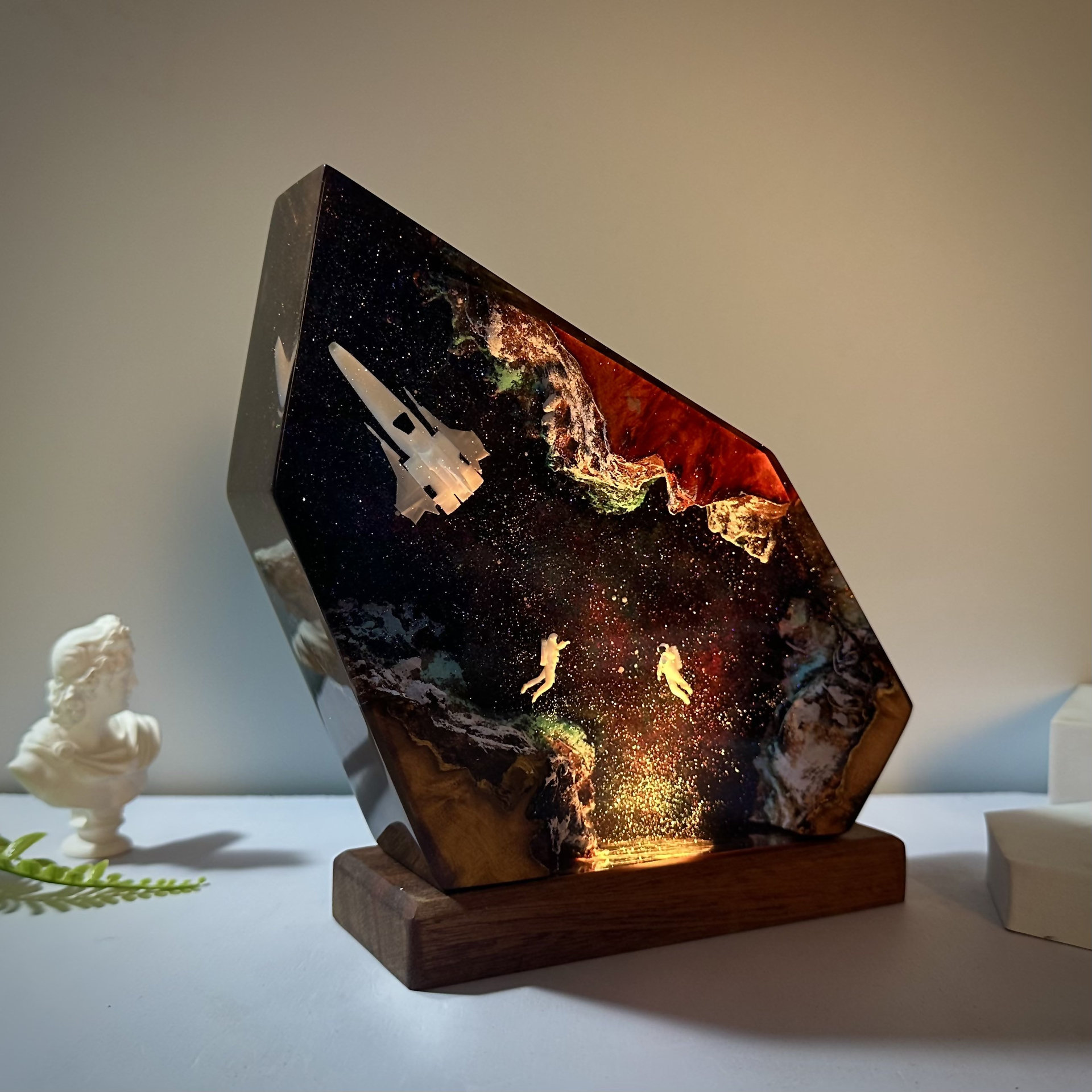 2026年宇宙銀河樹脂製木製テーブルランプ宇宙飛行士シーンデ - Art Craft Night のレビューと価格